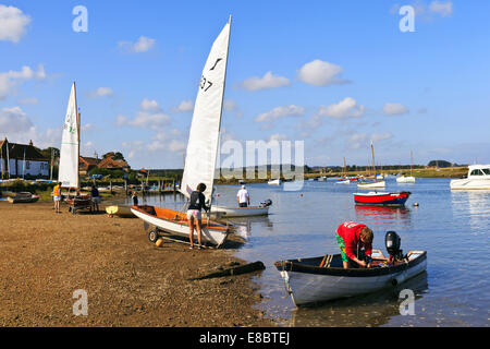 Preparazione per la vela sul torrente a Burnham Overy Staithe Foto Stock