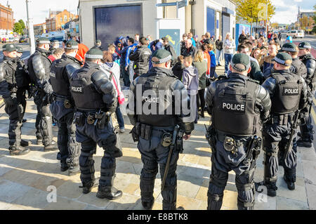 Belfast, Irlanda del Nord. 4 Ott 2014 - a seguito di una pacifica parade, PSNI ufficiali si muovano per cercare di ottenere una cinquantina di lealisti di spostarsi da una zona di interfaccia. Credito: Stephen Barnes/Alamy Live News Foto Stock