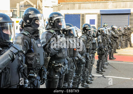 Belfast, Irlanda del Nord. 4 Ott 2014 - dopo la venuta sotto attacco da palline da golf, PSNI ufficiali in piena sommossa forma di ingranaggio di un cordone attraverso Castlereagh Street per impedire una cinquantina di manifestanti lealisti dal passaggio. Credito: Stephen Barnes/Alamy Live News Foto Stock