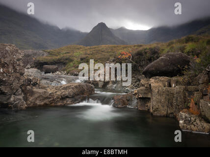 Cascata sul Allt Coir' un' Mhadaidh, coire na Creiche, Glen fragile, Isola di Skye in Scozia Foto Stock