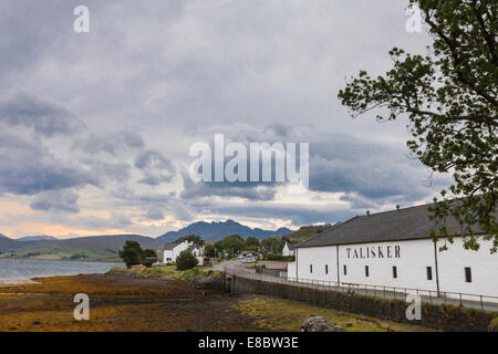 Talisker Distillery a Carbost sull'Isola di Skye in Scozia. Foto Stock