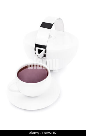 Tazza da tè riempito con colore rosso e tè tè pentola, isolato su sfondo bianco. Foto Stock