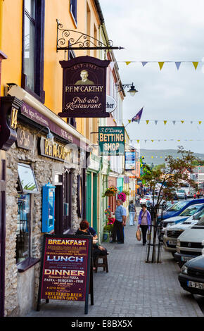 Pub, negozi e ristoranti sulla strada principale di Kenmare, nella contea di Kerry, Repubblica di Irlanda Foto Stock