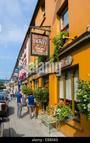 Pub, negozi e ristoranti di Henry Street, Kenmare, nella contea di Kerry, Repubblica di Irlanda Foto Stock