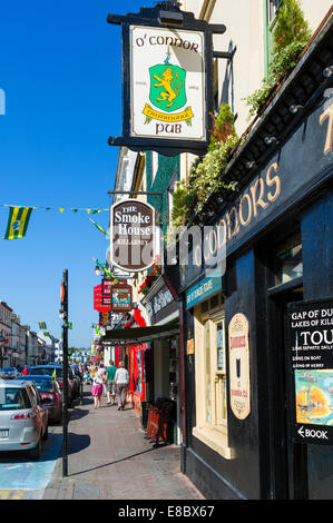 Un pub tradizionale sulla High Street nel centro di Killarney, nella contea di Kerry, Repubblica di Irlanda Foto Stock