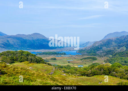 I laghi di Killarney visto dal Ladies View su N71 Anello di Kerry, Parco Nazionale di Killarney, nella contea di Kerry, Repubblica di Irlanda Foto Stock