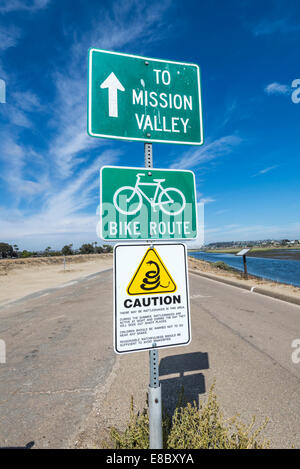 Ciclabile segno e rattlesnake cartello di avviso lungo il San Diego fiume. San Diego, California, Stati Uniti. Foto Stock