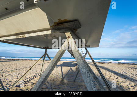 Vista ravvicinata dei supporti su un bagnino torre sulla spiaggia di missione. San Diego, California, Stati Uniti. Foto Stock