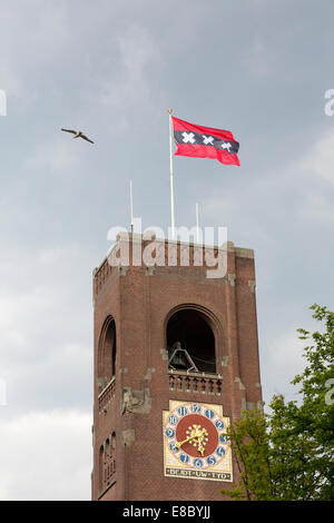 Torre dell'orologio della Beurs van Berlage edificio sulla Damrak, Amsterdam, Olanda Foto Stock