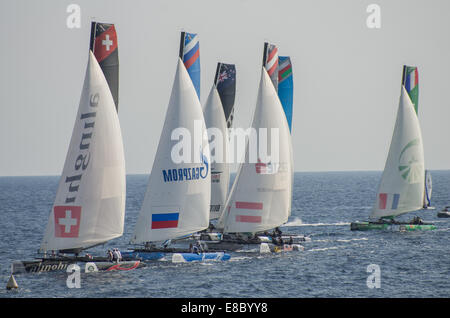 Nizza, Francia. 4 Ott 2014. Primo giorno di crociere all'estremo 40 competizione velica il 4 ottobre del 2014 a Nizza, in Francia. La estrema competizione di vela è un campionato aperto a catamarano di 40 classe che può raggiungere la velocità massima. Credito: JBphotoeditorial/Alamy Live News Foto Stock