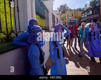 Kiev, Ucraina. 4 Ott 2014. Ensemble ballerino di danza georgiana 'Iberieli' -- Tbilisoba è una celebrazione di musica georgiana, ballare e cantare nel centro della citta'. Festival si è tenuto con il sostegno dell'Ambasciata della Georgia. Credito: Igor Golovnov/Alamy Live News Foto Stock