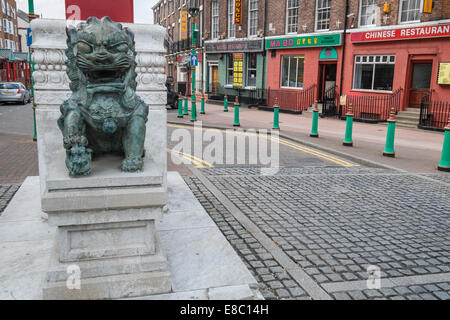 Statua del drago in Chinatown, Nelson Street, Liverpool, Merseyside England Regno Unito Foto Stock