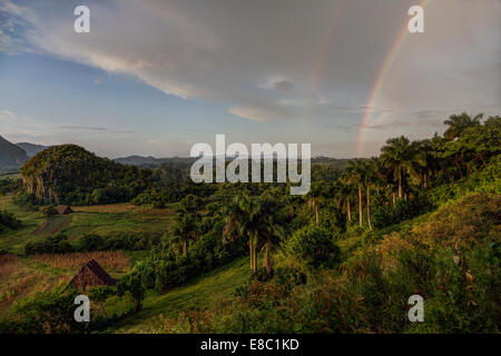 Rainbow in serata il paesaggio di Vinales, Pinar del Rio provincia, Cuba Foto Stock