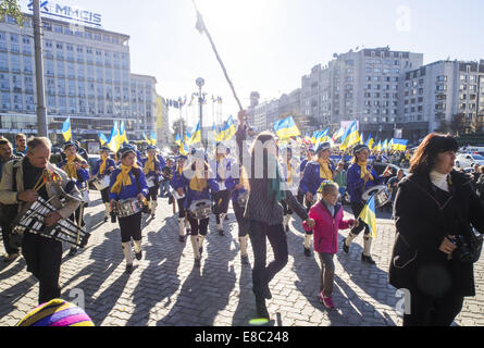 Kiev ha aperto una marcia per la pace batteristi colonna vestito in giallo e blu. Dietro di lei era in piedi processione, che ha aperto gli attivisti con un banner di un paio di metri. 4 Ott 2014. Banner è stato fatto ''''''nei colori della bandiera ucraino. In aggiunta, oltre la colonna potrebbe essere visto bandiere di Stati limitrofi - Georgia, Polonia, Lettonia e Lituania. © Igor Golovniov/ZUMA filo/Alamy Live News Foto Stock