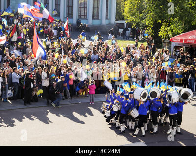 Kiev ha aperto una marcia per la pace batteristi colonna vestito in giallo e blu. Dietro di lei era in piedi processione, che ha aperto gli attivisti con un banner di un paio di metri. 4 Ott 2014. Banner è stato fatto ''''''nei colori della bandiera ucraino. In aggiunta, oltre la colonna potrebbe essere visto bandiere di Stati limitrofi - Georgia, Polonia, Lettonia e Lituania. © Igor Golovniov/ZUMA filo/Alamy Live News Foto Stock