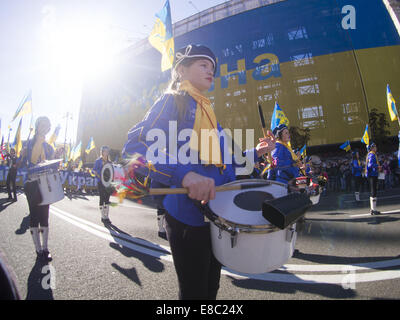 Kiev ha aperto una marcia per la pace batteristi colonna vestito in giallo e blu. Dietro di lei era in piedi processione, che ha aperto gli attivisti con un banner di un paio di metri. 4 Ott 2014. Banner è stato fatto ''''''nei colori della bandiera ucraino. In aggiunta, oltre la colonna potrebbe essere visto bandiere di Stati limitrofi - Georgia, Polonia, Lettonia e Lituania. © Igor Golovniov/ZUMA filo/Alamy Live News Foto Stock