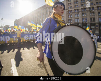 Kiev ha aperto una marcia per la pace batteristi colonna vestito in giallo e blu. Dietro di lei era in piedi processione, che ha aperto gli attivisti con un banner di un paio di metri. 4 Ott 2014. Banner è stato fatto ''''''nei colori della bandiera ucraino. In aggiunta, oltre la colonna potrebbe essere visto bandiere di Stati limitrofi - Georgia, Polonia, Lettonia e Lituania. © Igor Golovniov/ZUMA filo/Alamy Live News Foto Stock