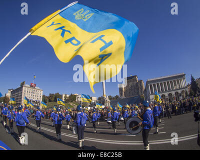 Kiev ha aperto una marcia per la pace batteristi colonna vestito in giallo e blu. Dietro di lei era in piedi processione, che ha aperto gli attivisti con un banner di un paio di metri. 4 Ott 2014. Banner è stato fatto ''''''nei colori della bandiera ucraino. In aggiunta, oltre la colonna potrebbe essere visto bandiere di Stati limitrofi - Georgia, Polonia, Lettonia e Lituania. © Igor Golovniov/ZUMA filo/Alamy Live News Foto Stock