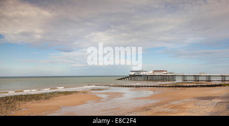 Cromer Pier balneare, Costa North Norfolk, Regno Unito. Vista guardando verso est lungo la costa. Foto Stock