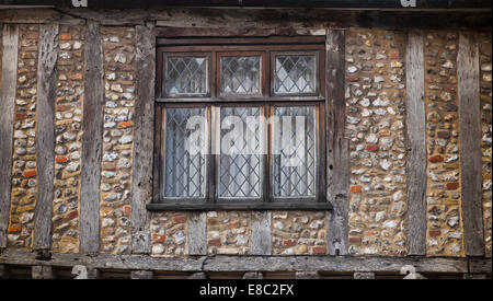 Struttura in legno in stile Tudor House, pareti di pietra focaia, piombo windows. Little Walsingham, Norfolk, Regno Unito. Foto Stock