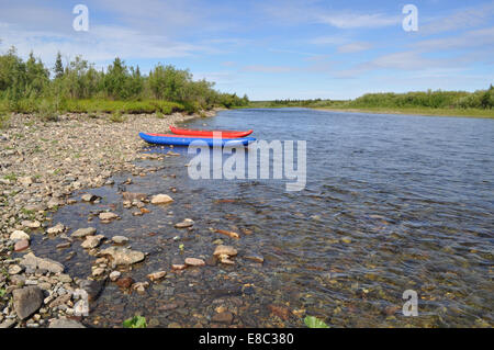 Tourist kayak a pebble sponde del fiume. Polar Ural, Repubblica di Komi, Russia. Foto Stock