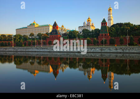 Vista classica al Cremlino di Mosca attraverso il fiume Foto Stock