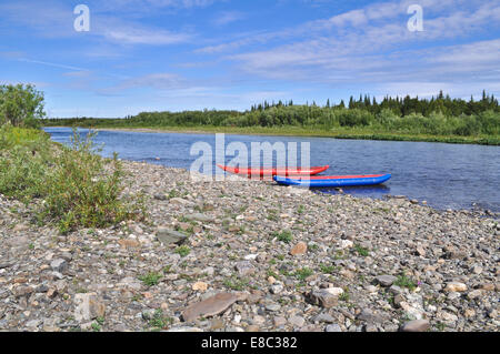 Tourist kayak a pebble sponde del fiume. Polar Ural, Repubblica di Komi, Russia. Foto Stock