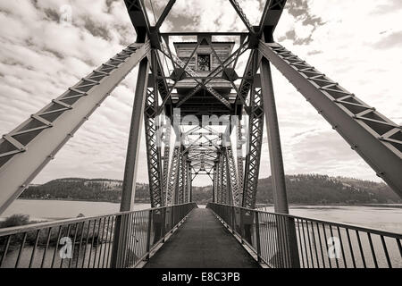 B&W bike ponte sopra il lago. Foto Stock