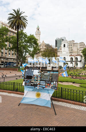 Pressione di stallo di souvenir con blu e bianco argentino bandiere nazionali, Plaza de Mayo, il centro di Buenos Aires, Argentina Foto Stock