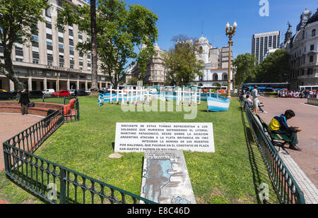 Memorial con croci in memoria dei Caduti e Dispersi della guerra delle Falkland, Plaza de Mayo, il centro di Buenos Aires, Argentina Foto Stock