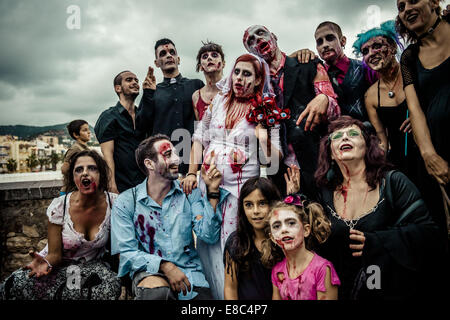 Sitges, Spagna. 4 Ott 2014. Gli zombie di tutti i tipi si riuniscono per la Sitges Zombie a piedi 2014 Credit: Matthias Oesterle/ZUMA filo/ZUMAPRESS.com/Alamy Live News