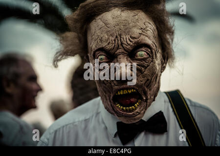 Sitges, Spagna. 4 Ott 2014. Un uomo è costituita come uno zombie per Sitges Zombie a piedi 2014 Credit: Matthias Oesterle/ZUMA filo/ZUMAPRESS.com/Alamy Live News