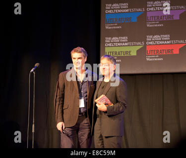 Gloucestershire, Regno Unito. 4 Ott 2014. Kazuo Ishiguro, romanziere vince il Sunday Times Award per l'eccellenza letteraria Cheltenham Festival letterario, UK 4 ottobre 2014 Credit: Prixpics/Alamy Live News Foto Stock