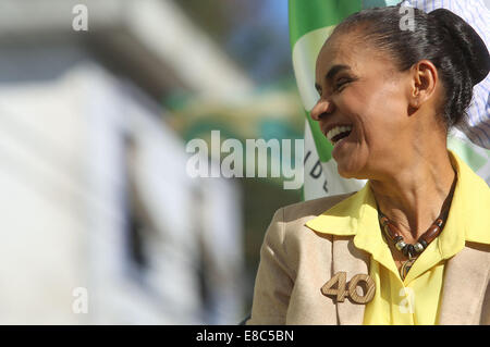 Sao Paulo, Brasile. 4 Ott 2014. Il candidato presidenziale per il brasiliano Partito Socialista (PSB, per il suo acronimo in portoghese), Marina Silva, prende parte a una campagna di rally in Sao Paulo, Brasile, il 4 ottobre, 2014. Le elezioni presidenziali in Brasile si svolgerà il 5 ottobre. © Rahel Patrasso/Xinhua/Alamy Live News Foto Stock