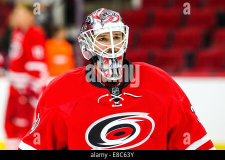 Raleigh, North Carolina, Stati Uniti d'America. 3° Ott, 2014. Carolina Hurricanes goalie Cam Ward (30) durante la fase di pre-stagione gioco NHL tra i Buffalo Sabres e Carolina Hurricanes al PNC Arena. Carolina Hurricanes sconfitto il Buffalo Sabres 5-1 nel regolamento giocare. © Andy Martin Jr./ZUMA filo/Alamy Live News Foto Stock