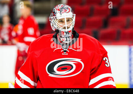 Raleigh, North Carolina, Stati Uniti d'America. 3° Ott, 2014. Carolina Hurricanes goalie Cam Ward (30) durante la fase di pre-stagione gioco NHL tra i Buffalo Sabres e Carolina Hurricanes al PNC Arena. Carolina Hurricanes sconfitto il Buffalo Sabres 5-1 nel regolamento giocare. © Andy Martin Jr./ZUMA filo/Alamy Live News Foto Stock