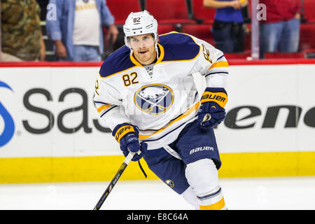 Raleigh, North Carolina, Stati Uniti d'America. 3° Ott, 2014. Buffalo Sabres ala sinistra Marcus Foligno (82) durante la fase di pre-stagione gioco NHL tra i Buffalo Sabres e Carolina Hurricanes al PNC Arena. Carolina Hurricanes sconfitto il Buffalo Sabres 5-1 nel regolamento giocare. © Andy Martin Jr./ZUMA filo/Alamy Live News Foto Stock