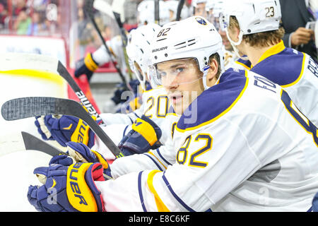 Raleigh, North Carolina, Stati Uniti d'America. 3° Ott, 2014. Buffalo Sabres ala sinistra Marcus Foligno (82) durante la fase di pre-stagione gioco NHL tra i Buffalo Sabres e Carolina Hurricanes al PNC Arena. Carolina Hurricanes sconfitto il Buffalo Sabres 5-1 nel regolamento giocare. © Andy Martin Jr./ZUMA filo/Alamy Live News Foto Stock