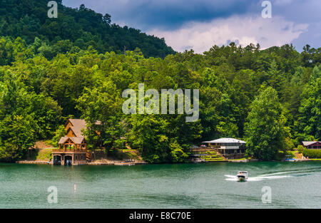 Case lungo la riva del lago di Burton, in Georgia. Foto Stock