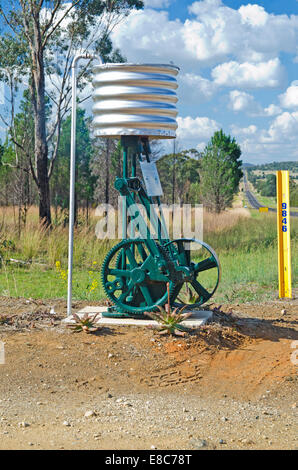 Cassetta postale stradale usando la vecchia pompa acqua dotato di ferro ondulato serbatoio Foto Stock