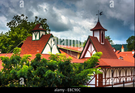 Rosso-edificio con tetto in Helen, Georgia. Foto Stock