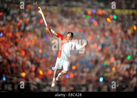 Nanning. 5 Ottobre, 2014. File foto prese su Agosto 8, 2008 mostra ex ginnastica cinese campione del mondo Li Ning preparare alla luce la torcia dei Giochi Olimpici di Pechino durante la cerimonia di apertura, a Pechino, in Cina. Il quarantacinquesimo figura di Ginnastica Artistica Campionati del Mondo dura da ottobre 3 a 12 in Nanning, capitale della Cina il Guangxi Zhuang Regione autonoma. Nel Guangxi è famosa per la sua tradizione di ginnastica e ha visto l'inizio di numerose leggende di ginnastica, compresi Li Ning, Mo Huilan, Chen Yongyan e Liang Fuliang. © Xinhua/Alamy Live News Foto Stock