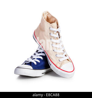 Maschio e femmina scarpe sportive isolati su sfondo bianco. Concetto di stare insieme. Gli oggetti con tracciato di ritaglio Foto Stock