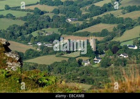 Splendida vista di Widecombe-nel-Moor guardando dritto verso il basso attraverso la valle piena di campi verdi e siepi Foto Stock