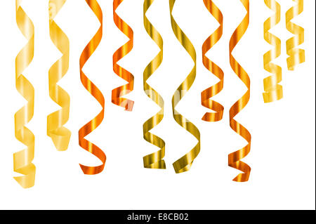 Nastri differenti dono appeso contro uno sfondo bianco. Tracciato di ritaglio Foto Stock