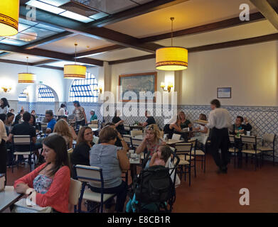 Interno del famoso café Casa Pasteis de Belem, Lisbona, Portogallo Foto Stock