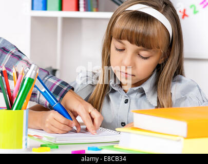 Ragazza facendo i compiti di scuola Foto Stock