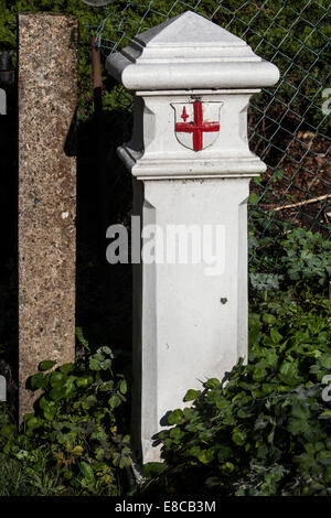 Città di Londra post marcatore sul Grand Union Canal Foto Stock