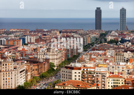 Vista dall'alto sulla città di Barcellona in Catalogna, Spagna. Carrer de la Marina Street che conduce al mare Mediterraneo. Foto Stock