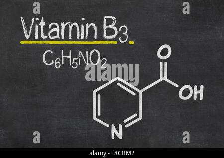 Lavagna con la formula chimica della vitamina B3 Foto Stock